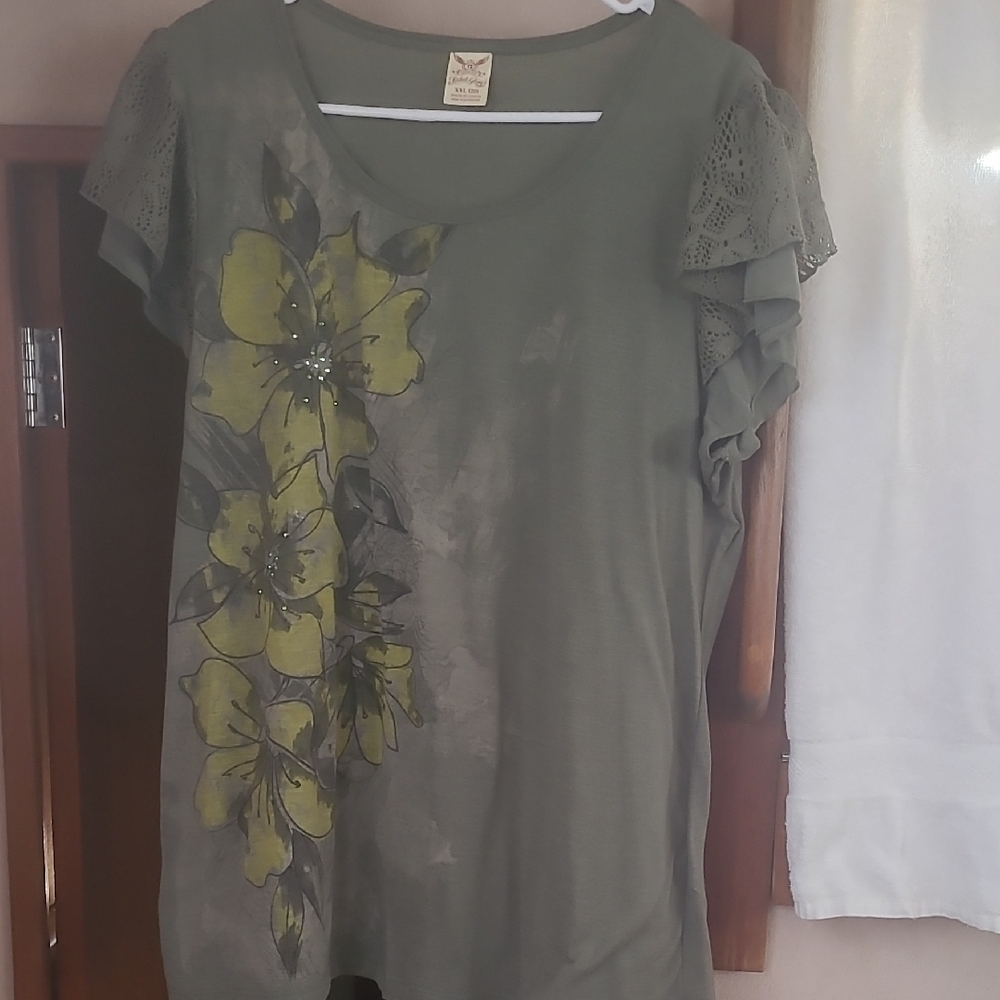 Green Blouse with Floral Print and Short Sleeves